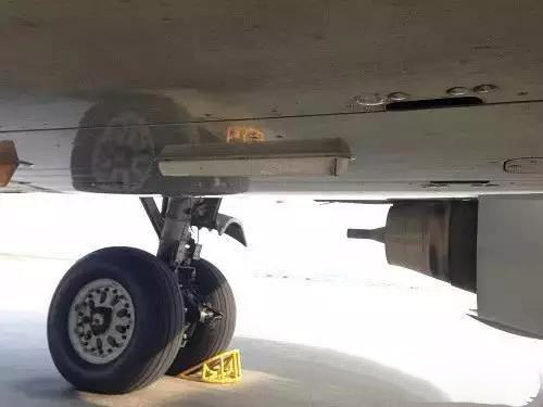指點信標天線在飛機機體底部。